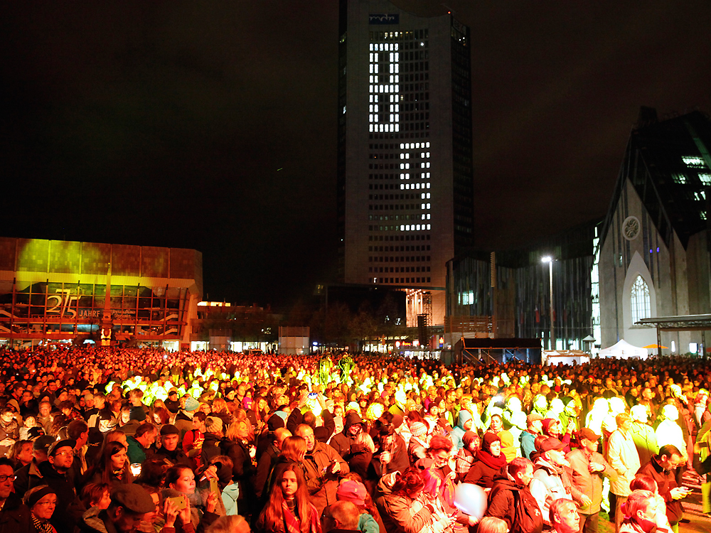 Lichtfest-Besucher auf dem Leipziger Augustusplatz. Foto: Punctum/Alexander Schmidt