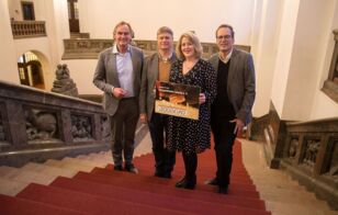 Spendenübergabe im Neuen Rathaus mit Burkhard Jung, Stephan Bickhardt, Alina Artamina und Volker Bremer (von links)