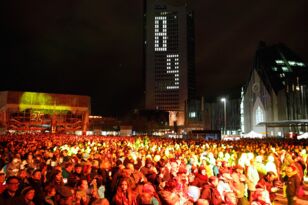 Lichtfest-Besucher auf dem Leipziger Augustusplatz. Foto: Punctum/Alexander Schmidt