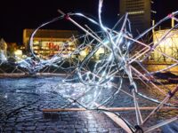 Die Lichtinstallation "Stringed" von Gijs van Bon wechselte für das Lichtfest XXL seinen Standort und war auf dem Augustusplatz Leipzig zu sehen.