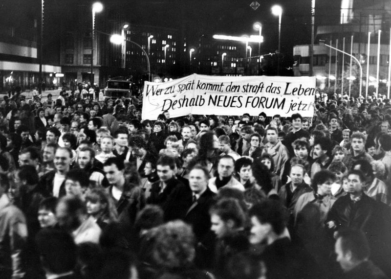 Historische Aufnahme aus dem Herbst 89: Demonstration am 30. Oktober 1989 auf dem damaligen Karl-Marx-Platz (jetzt Augustusplatz)