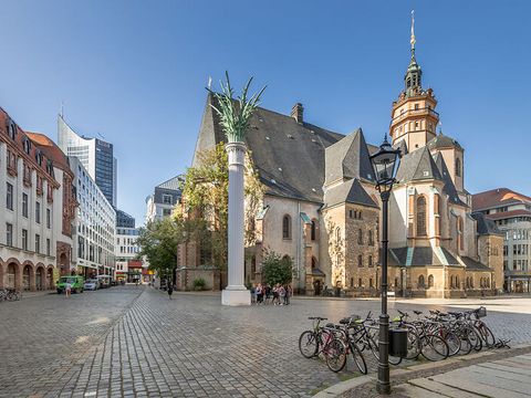 Nikolaikirche Leipzig, im Vordergrund sieht man die Säule zur Erinnerung an die Friedliche Revolution 1989