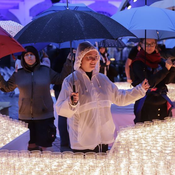 Das Lichtfest Leipzig 2020 auf dem Nikolaikirchhof mit Kerzenpodest und Lichtprojekten