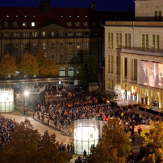 Blick auf den mit Besuchern gefüllten Augustusplatz Leipzig während der Eröffnung des Lichtfest Leipzig 2024