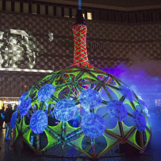 Lichtfest Leipzig 2023: „Beacon of Hope“ von Craig Morrison und Ant Dickinson mit Nils Straatmann – Licht-Skulptur und Poetry Slam auf dem Richard-Wagner-Platz