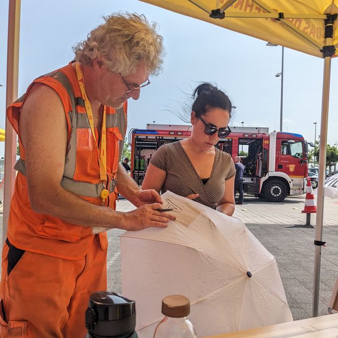 DHL und LTM hatten vom 11. bis 13. Juli 2023 dazu eingeladen, Gedanken und Statements zum Thema Freiheit auf Schirmen zu platzieren. Die gestalteten Schirme wurden im Rahmen des Lichtfest Leipzig am 9. Oktober 23 für die Installation verwendet, die auf dem Richard-Wagner-Platz zu sehen war.