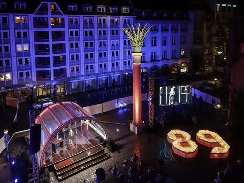 Das Lichtfest Leipzig 2020 auf dem Nikolaikirchhof mit Kerzenpodest und Lichtprojekten