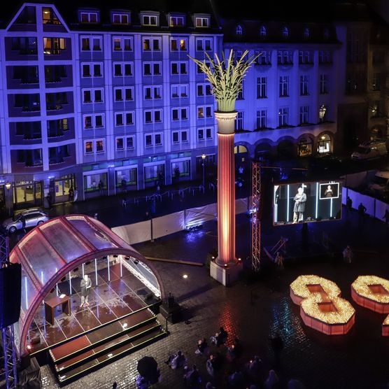 Das Lichtfest Leipzig 2020 auf dem Nikolaikirchhof mit Kerzenpodest und Lichtprojekten