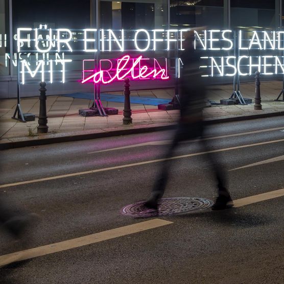 Lichtfest Leipzig 2024 mit der Lichtinstallation "Für ein offenes Land mit allen Menschen" von Yvon Chabrowski und Christina Werner