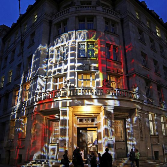 Lichtfest Leipzig 2019: Eröffnung Lichtraum 4 "Keine Gewalt!" im Innenhof der ehemaligen Stasi-Zentrale/Runde Ecke