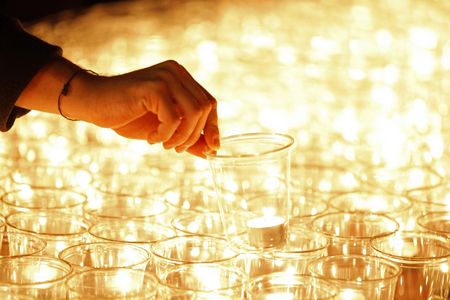 Lichtfest Leipzig 2017 auf dem Augustusplatz Leipzig: Hand mit Kerze