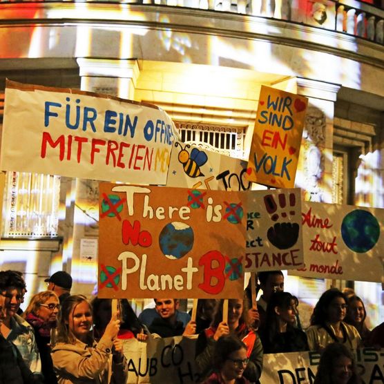 Lichtfest Leipzig 2019: Eröffnung Lichtraum 4 "Keine Gewalt!" im Innenhof der ehemaligen Stasi-Zentrale/Runde Ecke