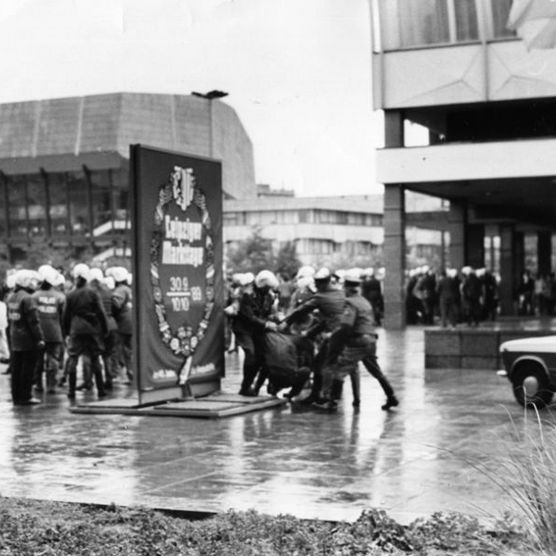 Historische Aufnahme aus dem Herbst 89: Demonstration am 7. Oktober 1989 und Polizeieinsatz