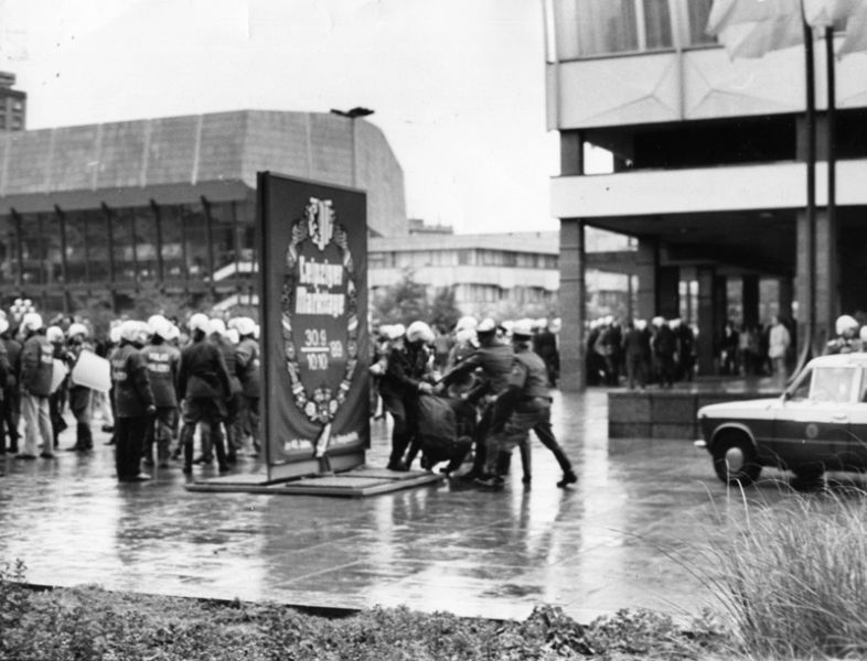 Historische Aufnahme aus dem Herbst 89: Demonstration am 7. Oktober 1989 und Polizeieinsatz