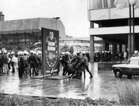 Historische Aufnahme aus dem Herbst 89: Demonstration am 7. Oktober 1989 und Polizeieinsatz