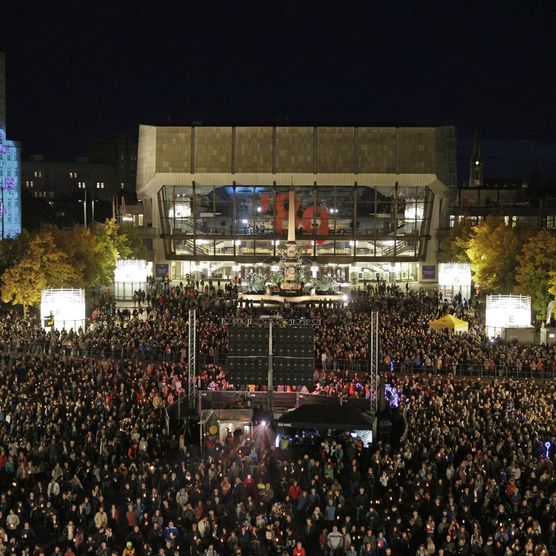 Lichtfest Leipzig 2024 Eröffnung – Augustusplatz mit Gewandhaus zu Leipzig – Blick vom Opernhaus Leipzig