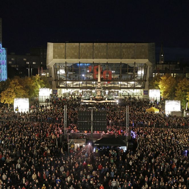 Lichtfest Leipzig 2024 Eröffnung – Augustusplatz mit Gewandhaus zu Leipzig – Blick vom Opernhaus Leipzig