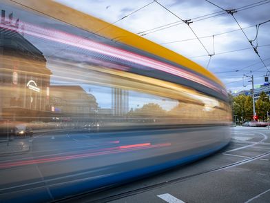 Unscharfe Straßenbahn, da sie sich in Bewegung befindet