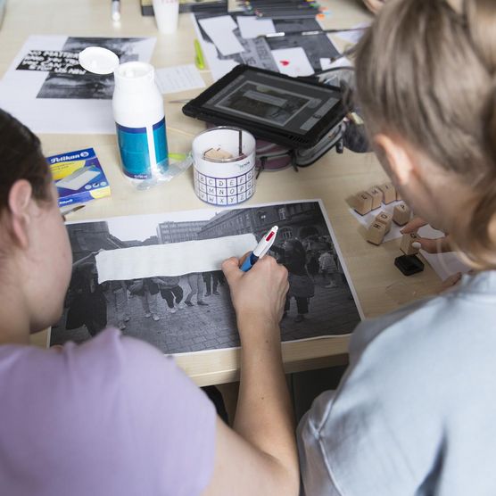 Fürs Lichtfest Leipzig 2021: Impression vom Workshop für das Projekt "WIR SIND" im Archiv Bürgerbewegung