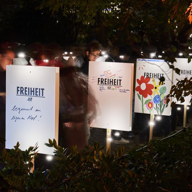 Lichtfest Leipzig 2025: Lichtweg mit dem Projekt „Vertrauen – Freiheit – Verantwortung“ von Anke Stiller