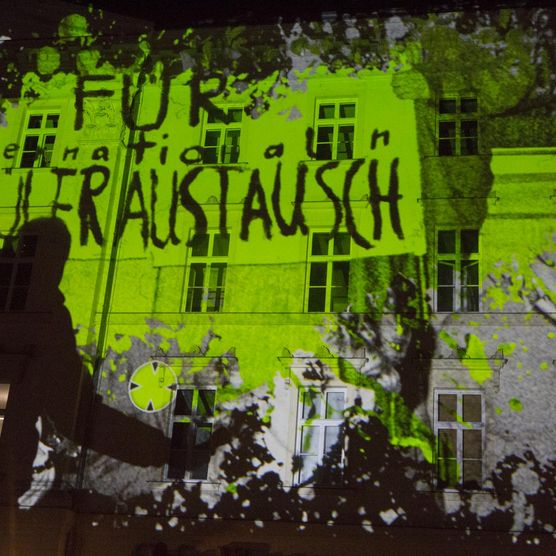 Lichtfest Leipzig 2022: digitales Graffiti und Performance "Demokratie braucht Farbe – Sprüh mit!" von Cart‘1 und Matthieu Tercieux auf dem Richard-Wagner-Platz