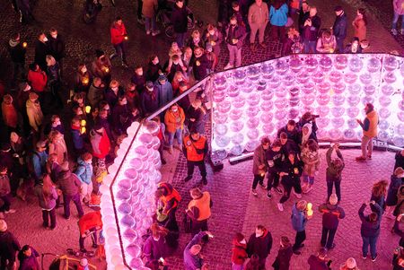 Lichtfest Leipzig 2021: dynamische und begehbare Lichtinstallation "Ring (do/undo/redo)" von Brut Deluxe auf dem Burgplatz