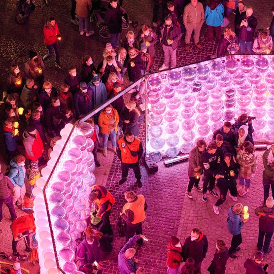 Lichtfest Leipzig 2021: dynamische und begehbare Lichtinstallation "Ring (do/undo/redo)" von Brut Deluxe auf dem Burgplatz