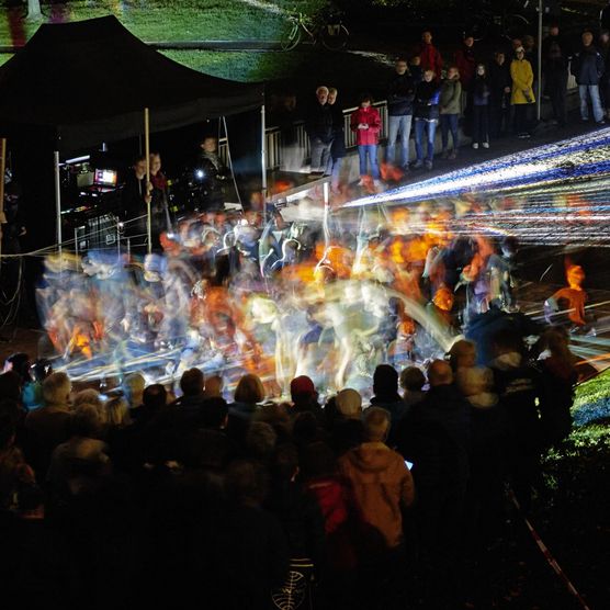 Lichtfest Leipzig 2019: Eröffnung Lichtraum 3 "Schließt euch an!" im Park am Schwanenteich