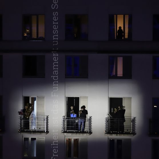 Das Lichtfest Leipzig 2020 auf dem Nikolaikirchhof mit Kerzenpodest und Lichtprojekten