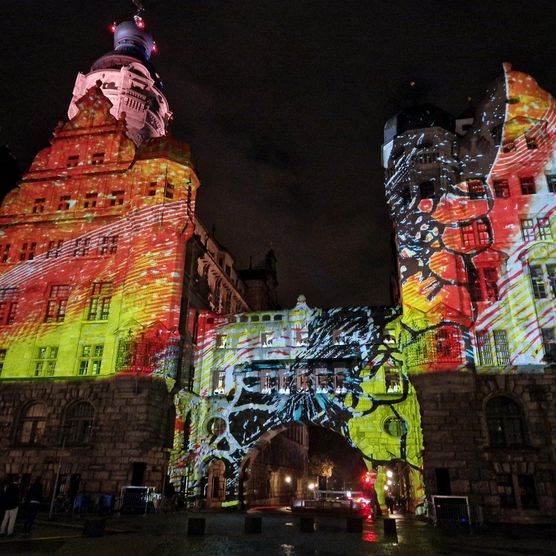 Lichtfest Leipzig 2023: Lichtinstallation mit Chormusik „WIR – Leipzig 2023“ von Philipp Geist und Lukas Taido auf dem Burgplatz Leipzig