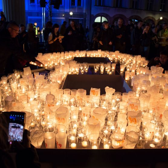 Lichtfest Leipzig 2023: Kerzenpodest mit Teelichtern in Mehrwegbechern mit Aufdruck zum Herbst 89