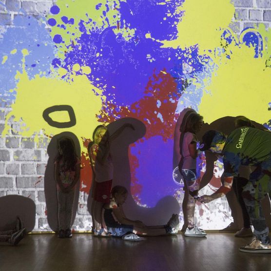 Die Franzosen Cart’1 (Streetartist) und Matthieux Tercieux (Programmierer) arbeiteten im Vorfeld des Lichtfest Leipzig 2022 mit Kindern und Jugendlichen