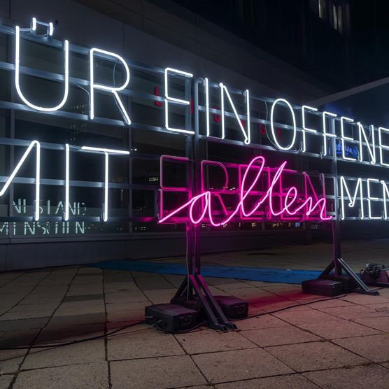 Lichtfest Leipzig 2024 mit der Lichtinstallation "Für ein offenes Land mit allen Menschen" von Yvon Chabrowski und Christina Werner