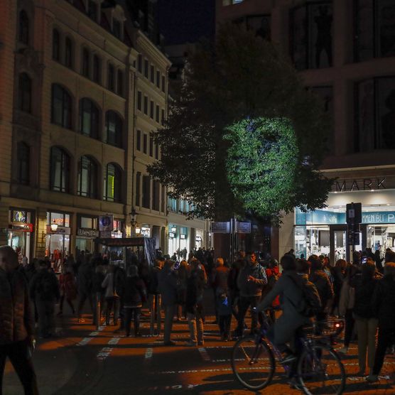 Lichtfest Leipzig 2021: interaktives Lichtprojekt "89 Stimmen" von Loomaland auf dem Richard-Wagner-Platz