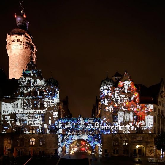 Lichtfest Leipzig 2023: Lichtinstallation mit Chormusik „WIR – Leipzig 2023“ von Philipp Geist und Lukas Taido auf dem Burgplatz Leipzig