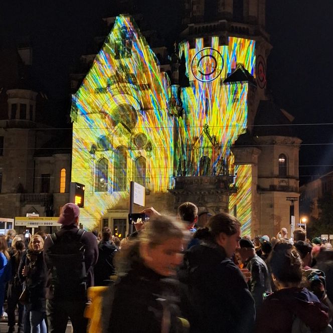 Lichtfest Leipzig 2024 mit Partnerprojekt Frankfurt am Main "Ode an die Demokratie" an der Evangelisch-reformierten Kirche Leipzig