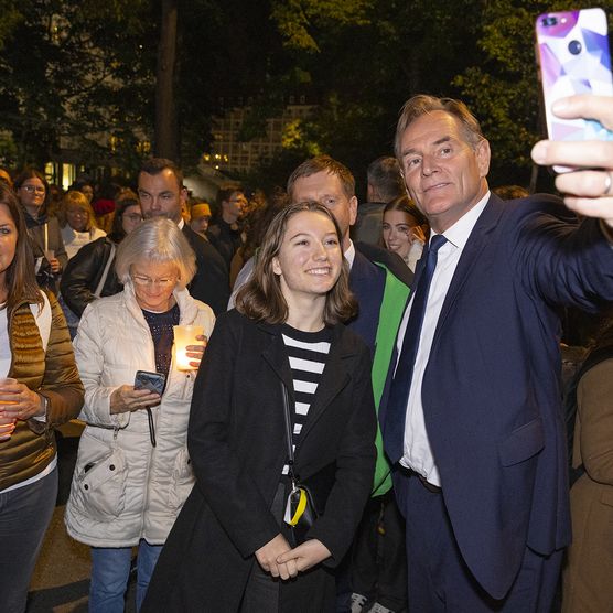 Selfies mit den Besucherinnen und Besuchern – Burkhard Jung und Michael Kretschmer beim Lichtfest Leipzig 2024