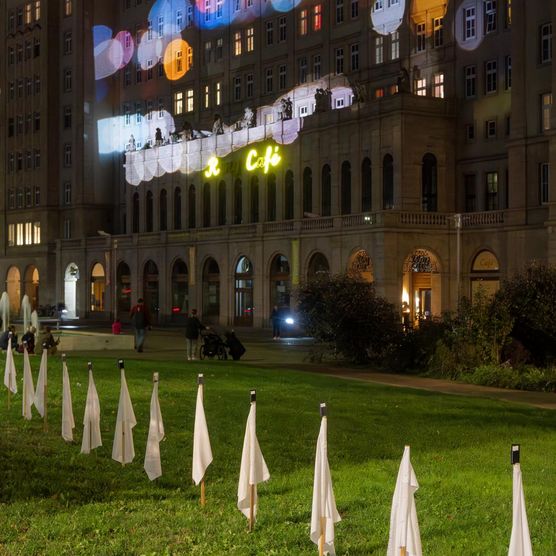 Lichtfest Leipzig 2024 mit dem Partnerprojekt "Global Village: Die Welt, dein Dorf" mit Light_Art_Experience (LAX) am Ring-Café, Roßplatz Leipzig