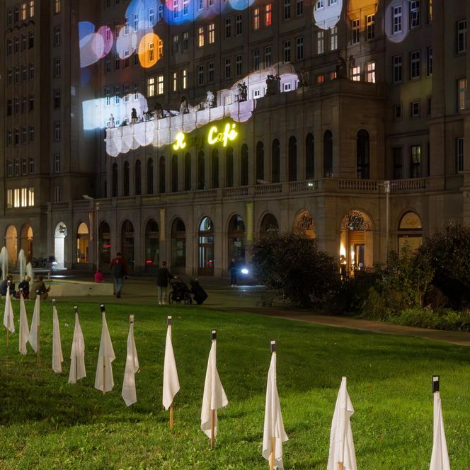 Lichtfest Leipzig 2024 mit dem Partnerprojekt "Global Village: Die Welt, dein Dorf" mit Light_Art_Experience (LAX) am Ring-Café, Roßplatz Leipzig