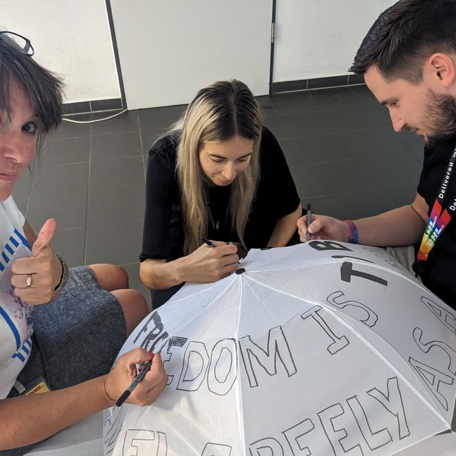 DHL und LTM hatten vom 11. bis 13. Juli 2023 dazu eingeladen, Gedanken und Statements zum Thema Freiheit auf Schirmen zu platzieren. Die gestalteten Schirme wurden im Rahmen des Lichtfest Leipzig am 9. Oktober 23 für die Installation verwendet, die auf dem Richard-Wagner-Platz zu sehen war.