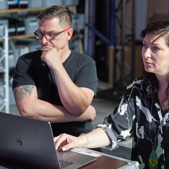 Vor dem Lichtfest Leipzig 2022: Beim Workshop zu Betty Müs Projekt „Das ICH und das WIR“ diskutierte die Künstlerin gemeinsam mit Leipziger Studierenden Fragestellungen