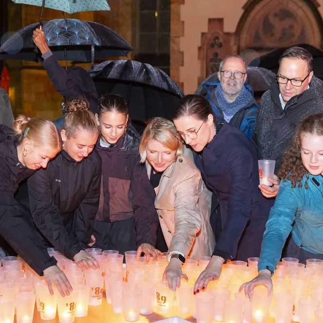 Lichtfest 2026: Am Kerzenpodest: Vicki Felthaus, Bürgermeisterin und Beigeordnete für Jugend, Schule und Demokratie der Stadt Leipzig und Cathryn Clüver Ashbrook, die in der Nikolaikirche die Rede zur Demokratie hielt