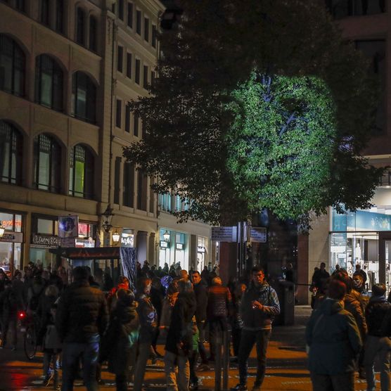 Lichtfest Leipzig 2021: interaktives Lichtprojekt "89 Stimmen" von Loomaland auf dem Richard-Wagner-Platz