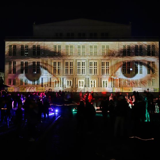 Lichtfest Leipzig 2022: Projekt "wir sehen uns frei" vom Künstlerteam Wera Morawiec und Robert Sochacki (Kollektiv noks) auf dem Augustusplatz