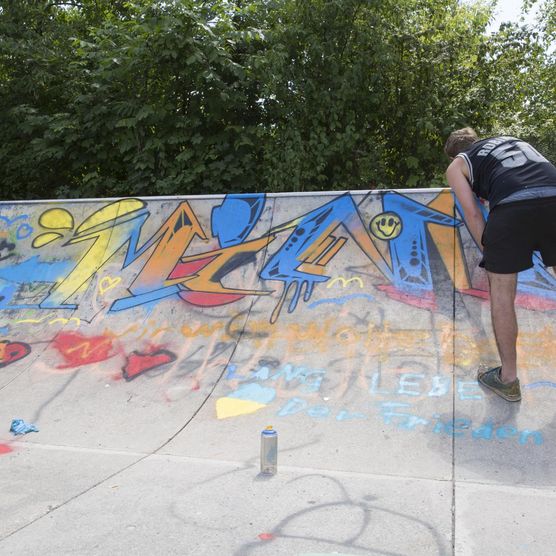 Die Franzosen Cart’1 (Streetartist) und Matthieux Tercieux (Programmierer) arbeiteten im Vorfeld des Lichtfest Leipzig 2022 mit Kindern und Jugendlichen