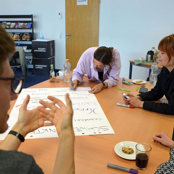 Vor dem Lichtfest Leipzig 2022: Beim Workshop zu Betty Müs Projekt „Das ICH und das WIR“ diskutierte die Künstlerin gemeinsam mit Leipziger Studierenden Fragestellungen