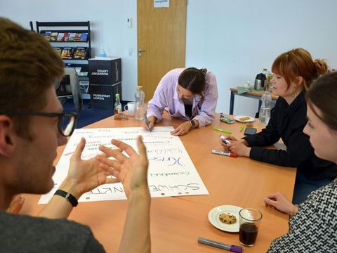 Vor dem Lichtfest Leipzig 2022: Beim Workshop zu Betty Müs Projekt „Das ICH und das WIR“ diskutierte die Künstlerin gemeinsam mit Leipziger Studierenden Fragestellungen