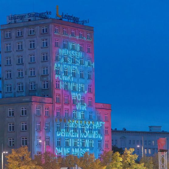 Lichtfest Leipzig 2024 mit der Projektion "Erinnerung transformieren" von Ewa Meister, Johanna Ralser, Judith Selenko am Europahaus Leipzig