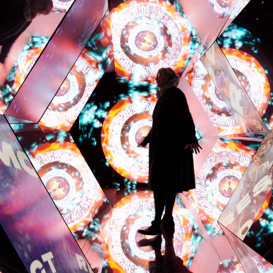Lichtfest Leipzig 2022: begehbares Kaleidoskop "Das ICH und das WIR" von Betty Mü auf dem Burgplatz Leipzig