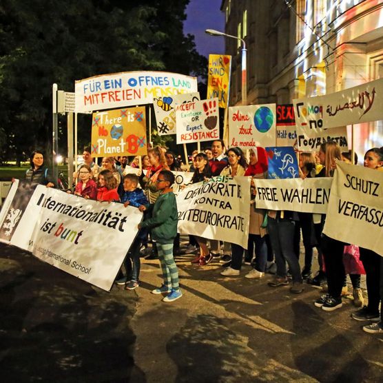 Lichtfest Leipzig 2019: Eröffnung Lichtraum 4 "Keine Gewalt!" im Innenhof der ehemaligen Stasi-Zentrale/Runde Ecke